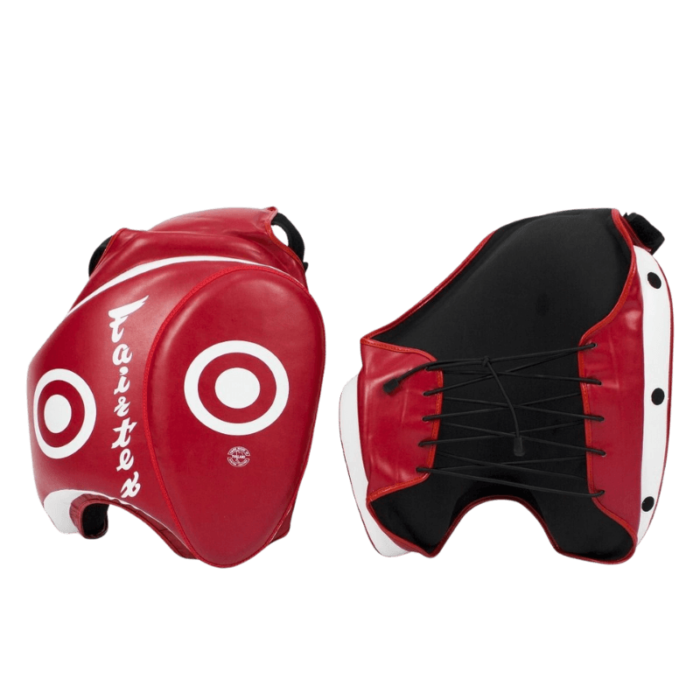 Rode Thigh Pads en bijbehorende lichaamsbeschermer met witte en zwarte details en Fairtex-branding.