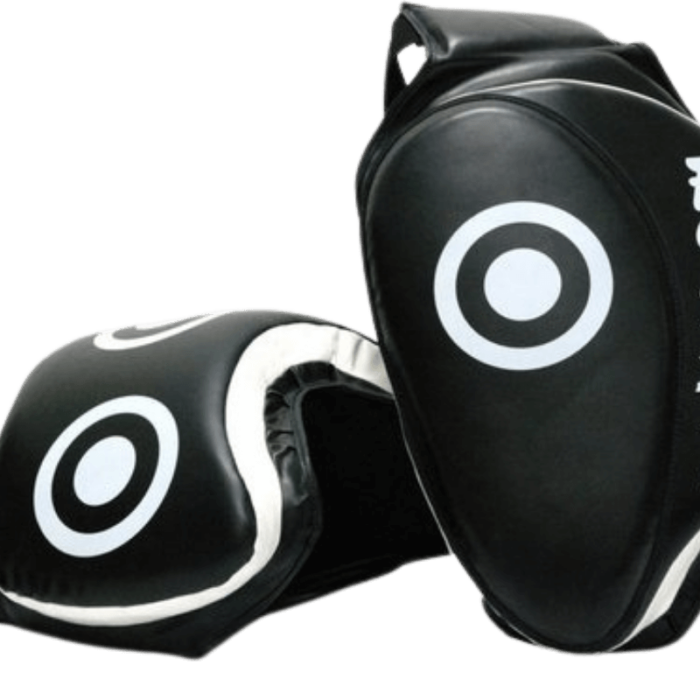 Zwarte Thigh Pads met een enkel wit oogachtig patroon en Fairtex-branding.