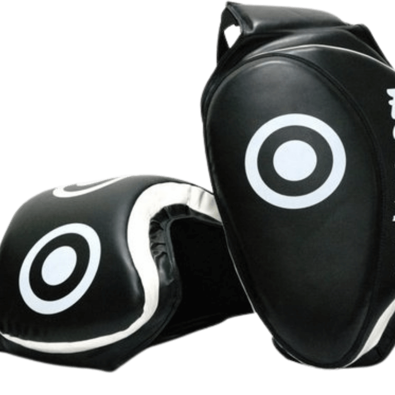 Zwarte Thigh Pads met een enkel wit oogachtig patroon en Fairtex-branding.