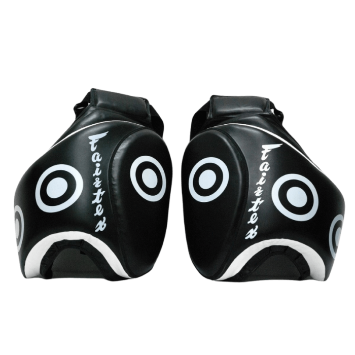 Zwarte Thigh Pads met witte en oogachtige patronen en Fairtex-logo.