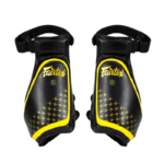 Zwart paar Thigh Pads met Fairtex-logo en gele accenten.