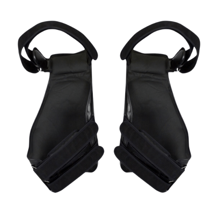 Zwart paar Thigh pads voor vechtsport met verstelbare banden.