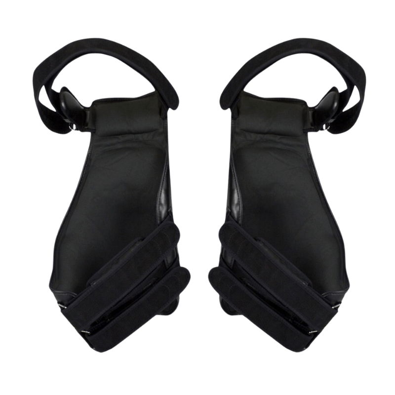 Zwart paar Thigh pads voor vechtsport met verstelbare banden.